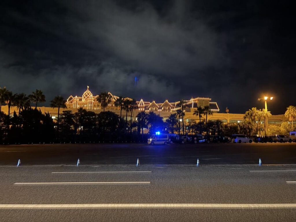 東京ディズニーランドの夜の入り口風景