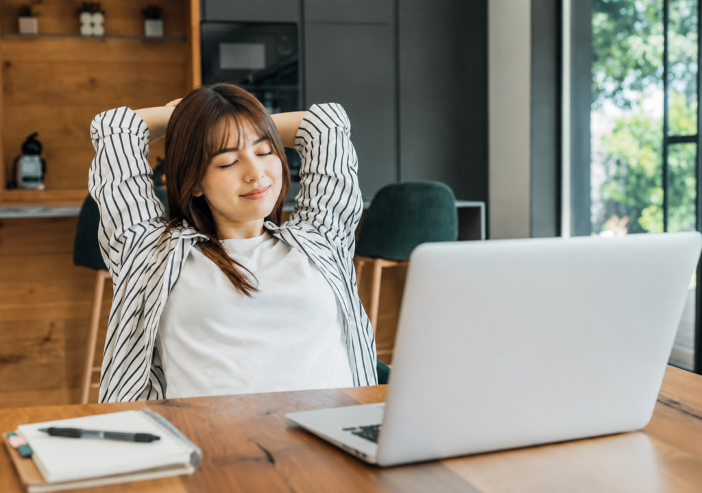 在宅ワークで疲れている人のイメージ画像